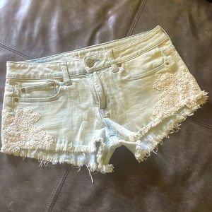 NWOT American Eagle festival short shorts with lace detail size 8 midrise